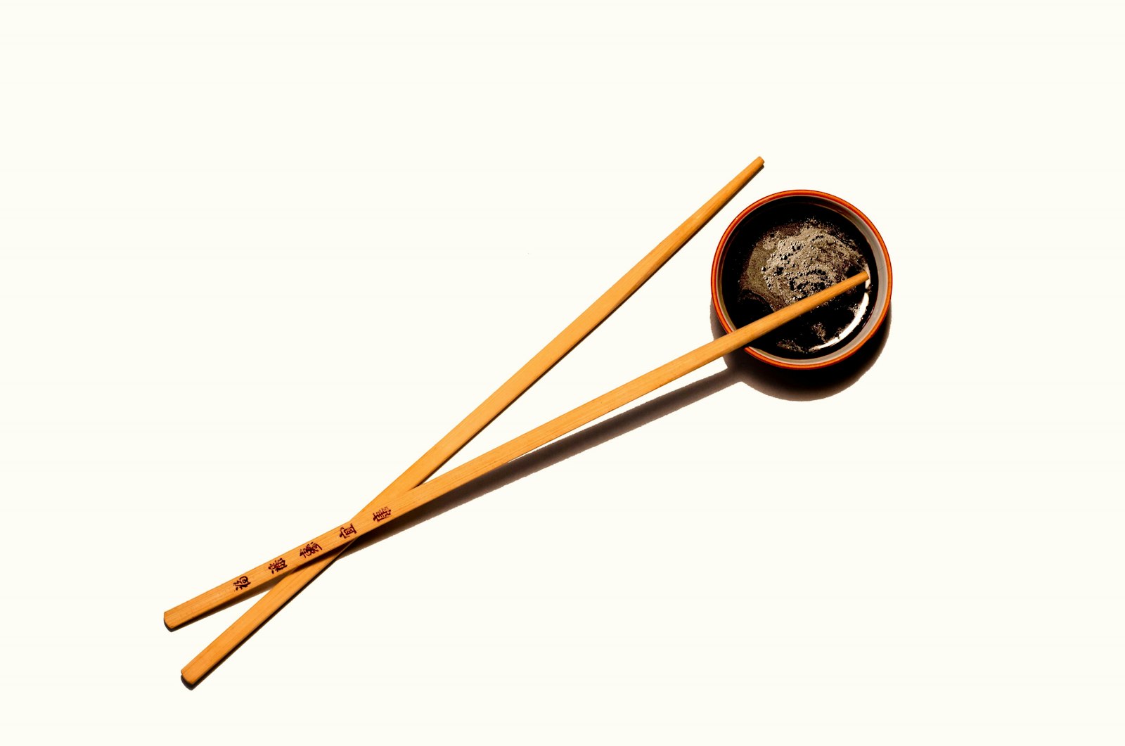 箸と醤油皿